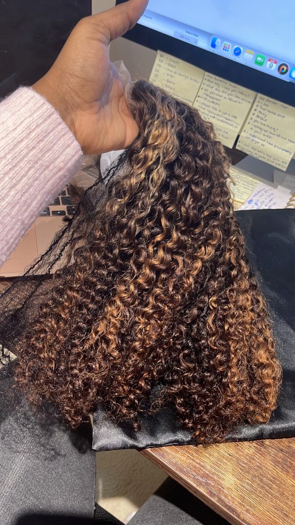 surprise! ! The hair is so beautiful! This color is very beautiful, the hair is very shiny, it feels very smooth, the curl is also good-looking, the length is also very long, the seller's service attitude is also very good, I like it very much! highly recommended!